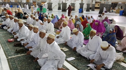 Huzoor-e-'Aali (tus) offering Nisf il Layl Namaaz in Haram